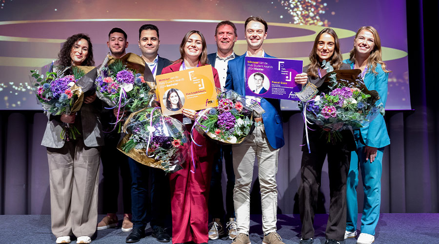 Foto FMNN: Blije gezichten bij degenen die tijdens de verkiezing in de prijzen vielen.