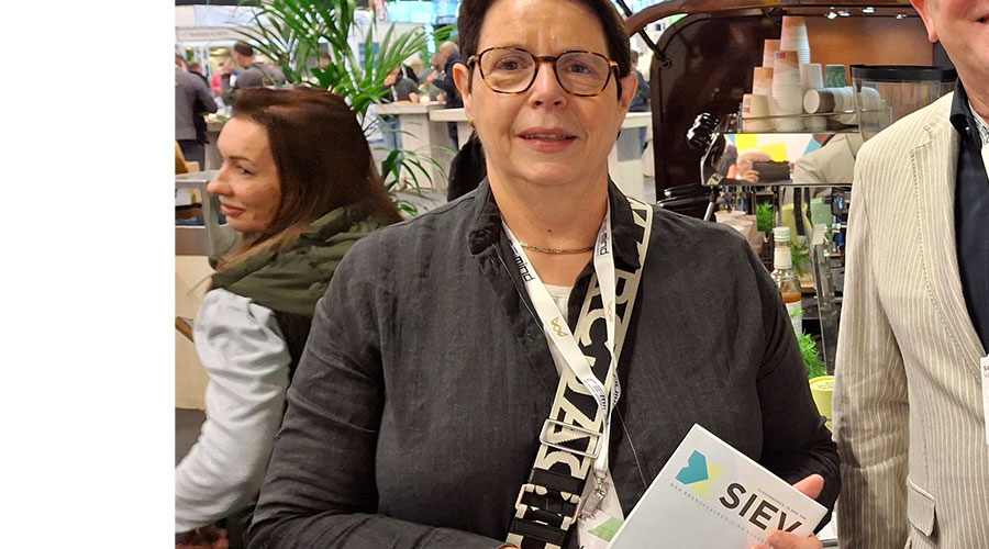 RAS-directeur Ellen Dekkers tijdens de beurs op bezoek bij SIEV.