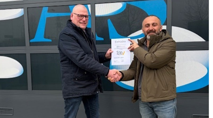 Edgar van Engelen overhandigt het certificaat met SIEV-Keurmerk aan directeur Mahmut Osdemir.