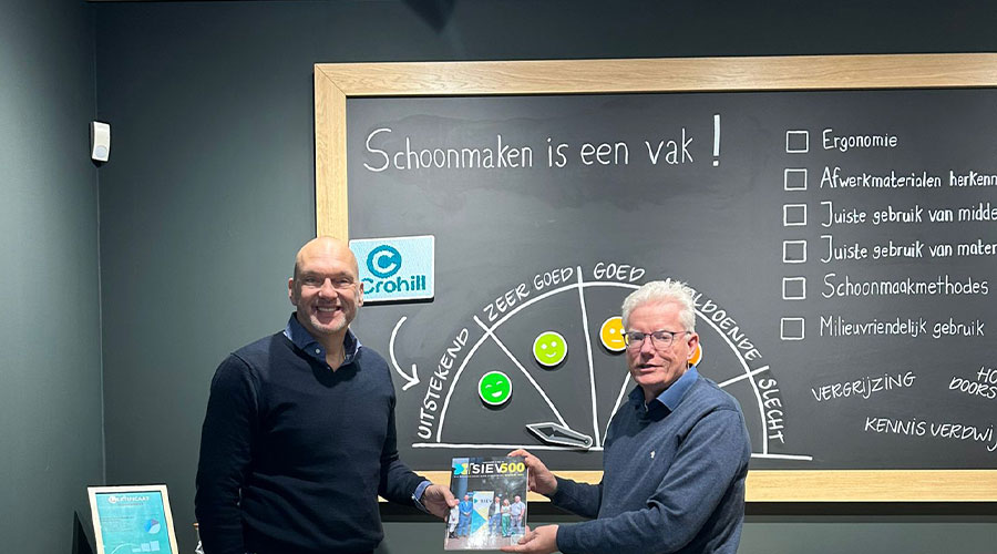 Crohill heeft in zijn presentatieruimte de slogan 'Schoonmaken is een Vak' staan, de afkoring van SIEV. Op de foto overhandigt journalist Bart Bakker (rechts) de SIEV500 aan Crohill-directeur Pim Hilgerdenaar.