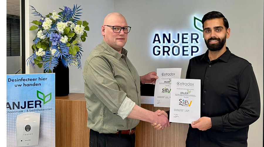 Edgar van Engelen overhandigt directeur Huseyin Onur Yasar het certificaat van het SIEV-Keurmerk.