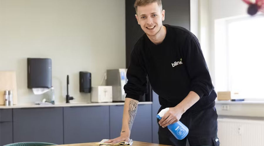 Diego Soederhuizen, schoonmaker bij Blinck Schoon. (Foto PR).